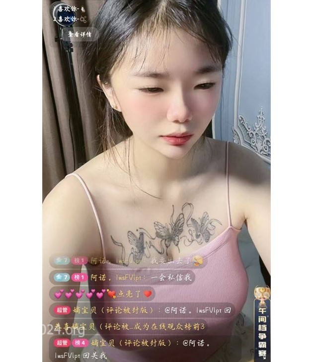 快手纹身嫩妹【左嫡】掰穴自慰，一副清纯无害的长相,胸前花蝴蝶纹身不是精盆就是肉便器 [2P+5V/143MB]