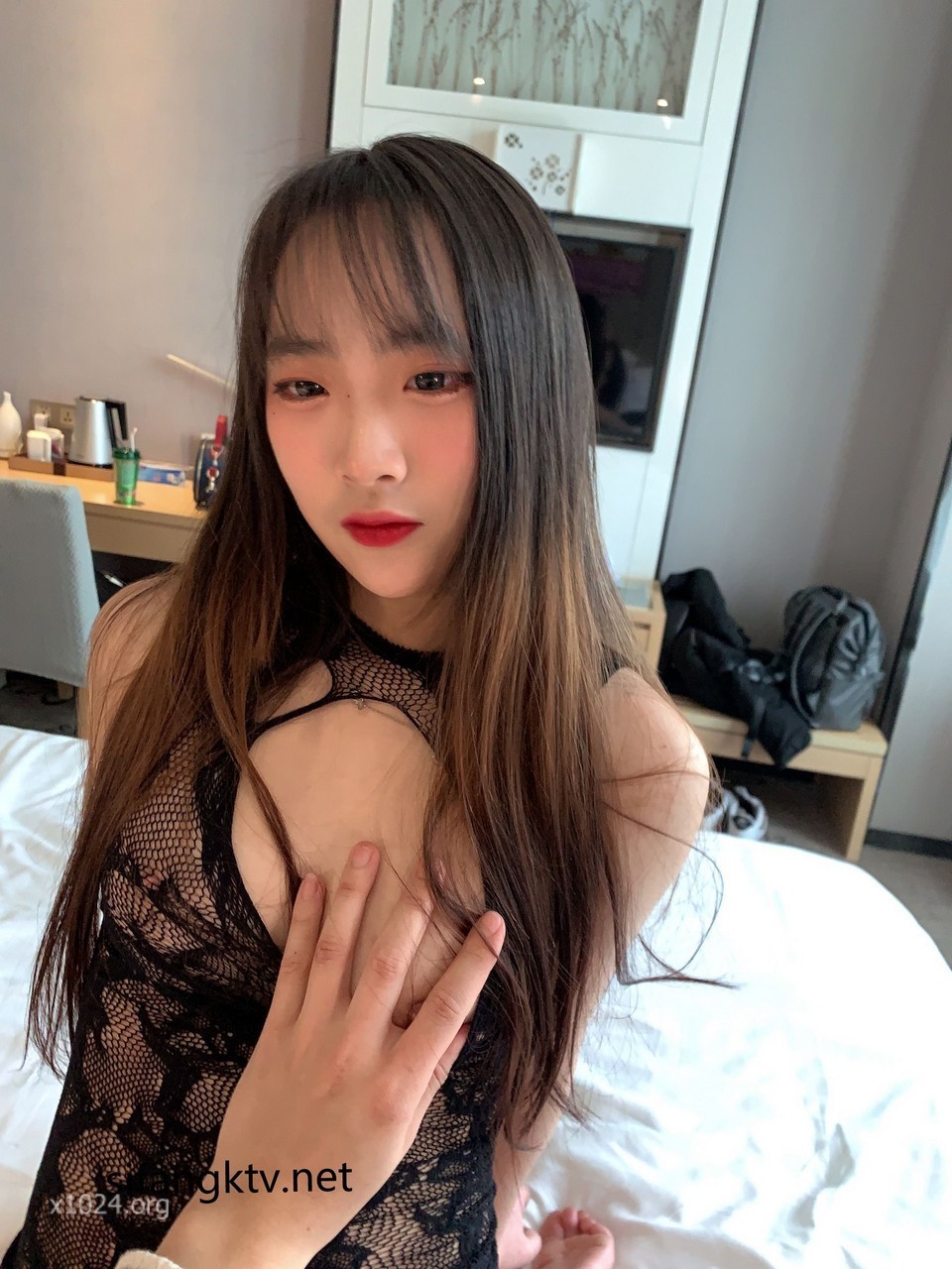 【云盘高质露脸泄密】，生活压力大，艺校毕业小姐姐无奈下海私拍女体艺术，被射影师各种咸猪手，掏鸡巴插入 [135P+9V/531MB]