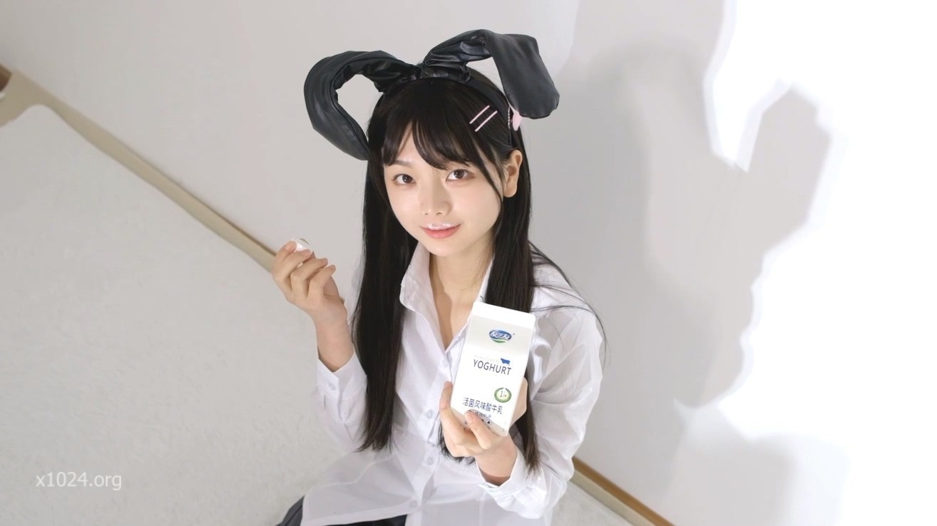【青春无敌】，纯情制服露脸美少女，玉足性感黑丝，无毛美鲍，牛奶SPA，瓶子蹭逼自慰 [1V/852MB]