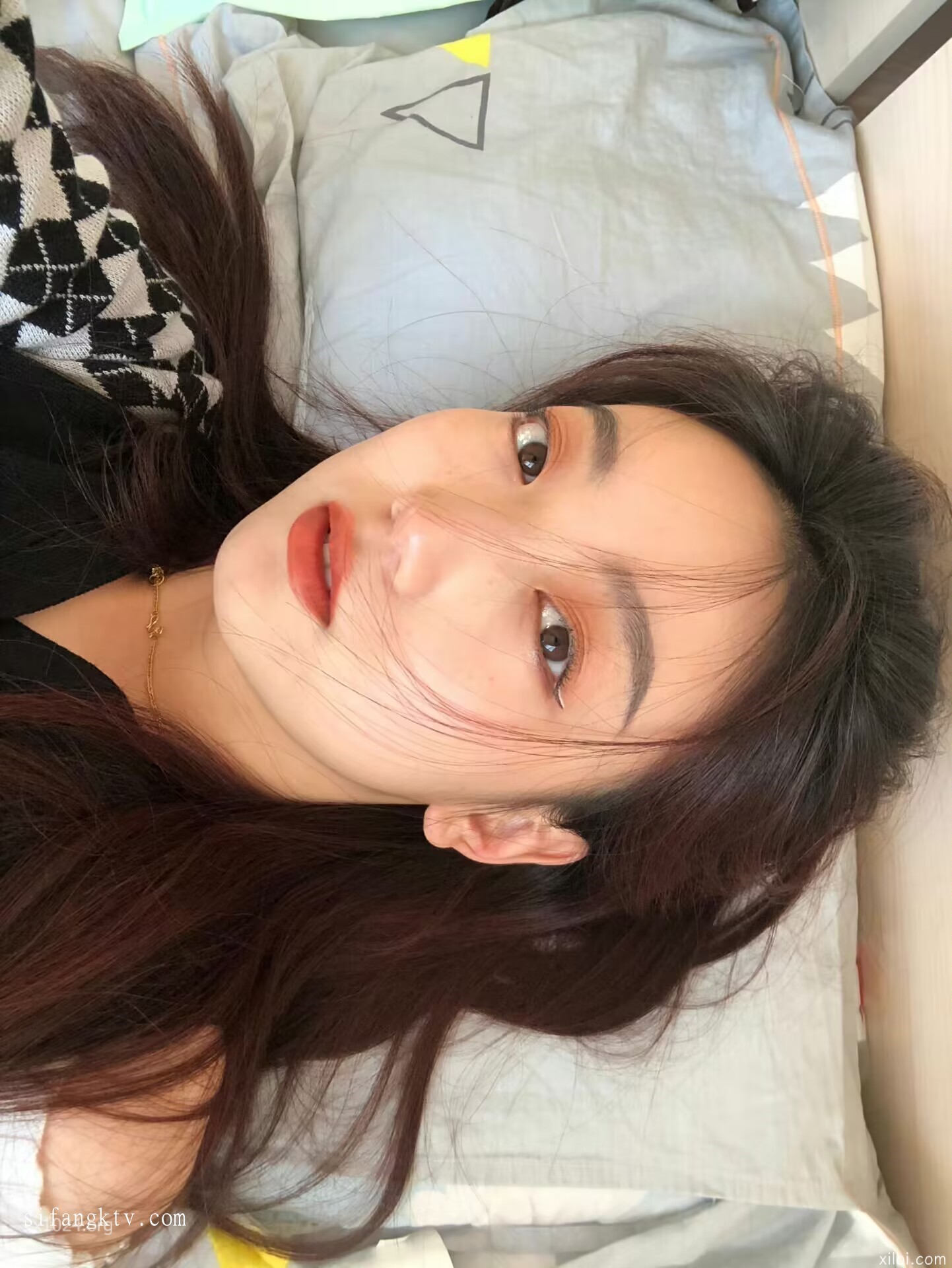 高颜值校花级大学生 露脸做爱啪啪，轻轻一操就哼哼唧唧的 被操的骚叫不停 声音动听，年纪轻轻如此反差 [18P+13V/447MB]