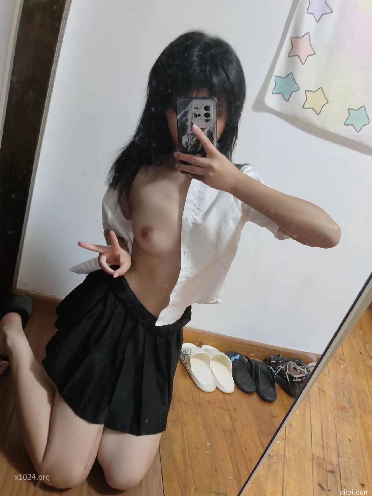 ✅极品萝莉小母狗『是嚯嚯呀』与金主JK啪啪流出，勾人小妖精被擒住双腿肉鲍被塞入肉棒 双腿夹紧肉穴又紧又吸 [26P+14V/299MB]