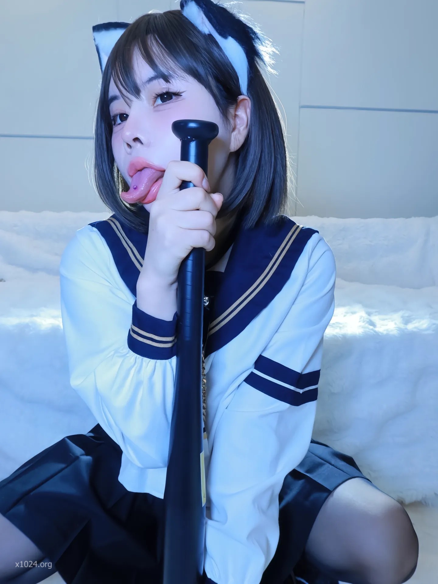 (4)