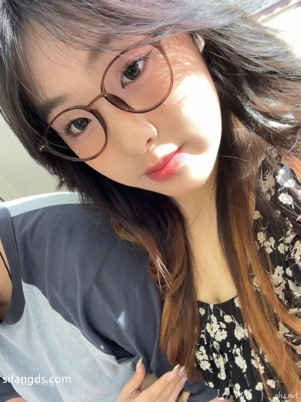 ✅天上飞机最快，地上眼镜最骚，极品颜值小情侣私拍泄密流出，清纯眼镜娘小姐姐被男友口爆深喉 爆操 [9P+12V/404MB]