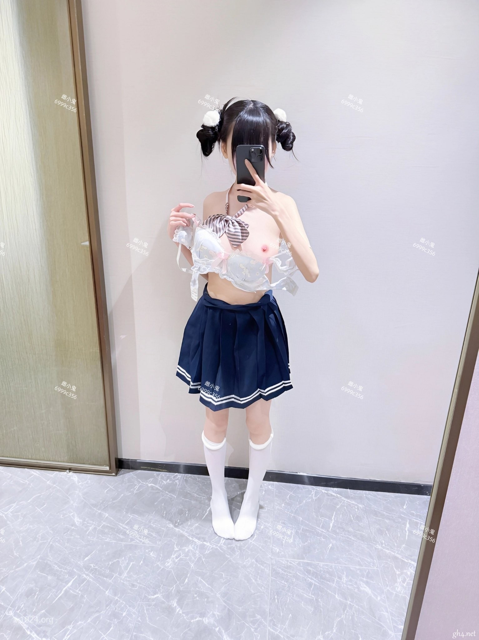 (4)
