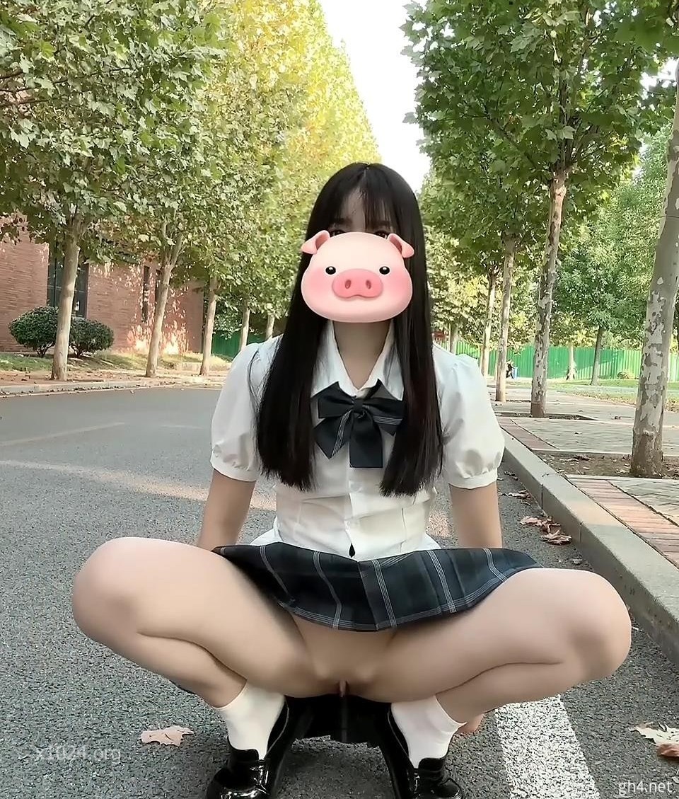 ✅随处尿尿的反差女大『BOBOTU』萝莉风 户外露出 尿尿，老师同学眼中的班长学霸 表面看起来很乖巧可爱 [19P+108V/1.81GB]
