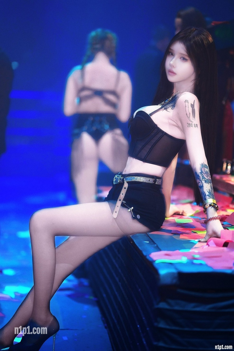 (4)