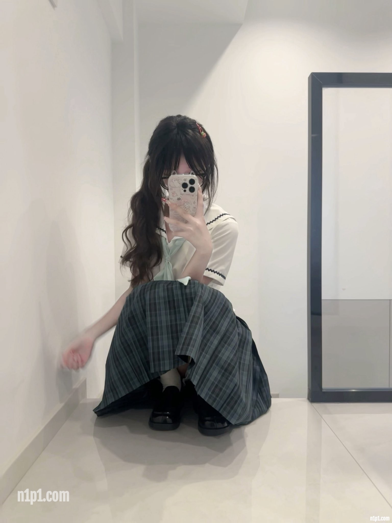 (7)