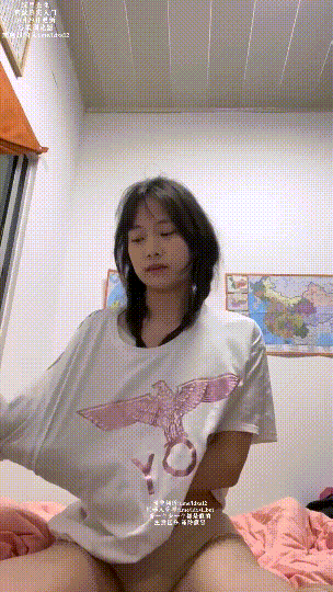 湖北黄石露脸小母狗儿，在武汉读职校跟所谓的男友各种抽插，反差的狠 [1V/598MB]