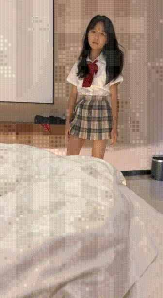 露脸JK制服少女『马丹妮』乖巧懂事且反差，在酒店释放天性，穿着新买的JK制服口交做爱 妹子颜值在线 [2V/458MB]