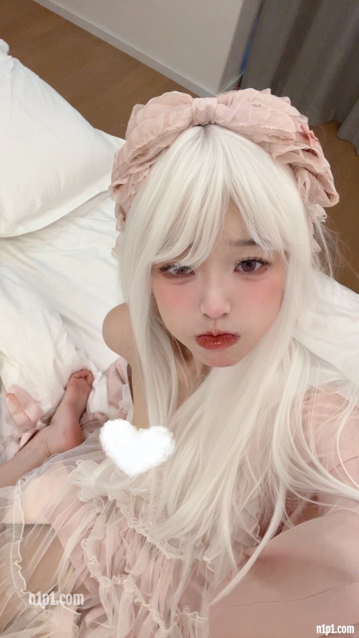 (4)