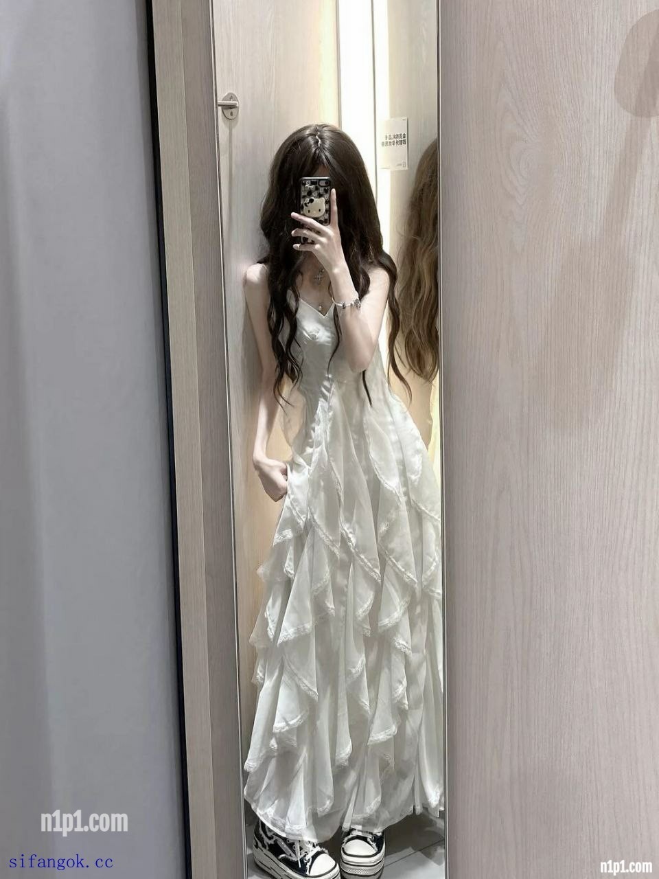 反差美少女小母狗线下被富二代无套内射，嫩逼有特点，可以馒头无毛还可以大阴唇外翻 [29P+40V/243MB]