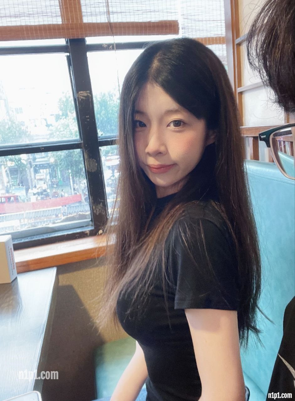 筷子长腿露脸大学生小母狗，人前清纯私下反差，吃鸡自慰啪啪都很拿手 [13P+12V/251MB]