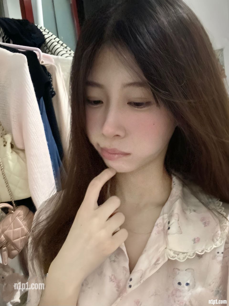 (4)