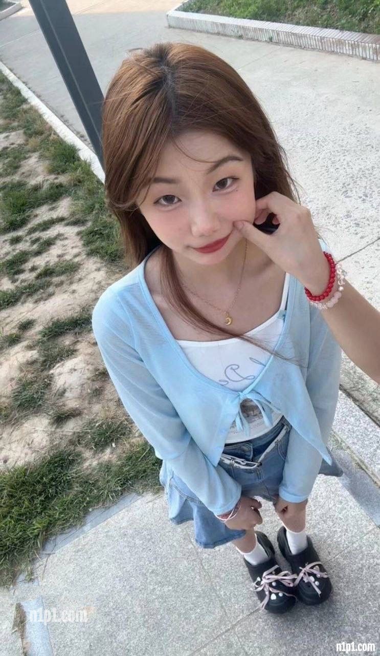 小情侣露脸性爱真实自拍，外表单纯小骚妹内心淫荡，男厕全裸露出楼道厕所造爱，专找刺激的玩 [28P+26V/864MB]