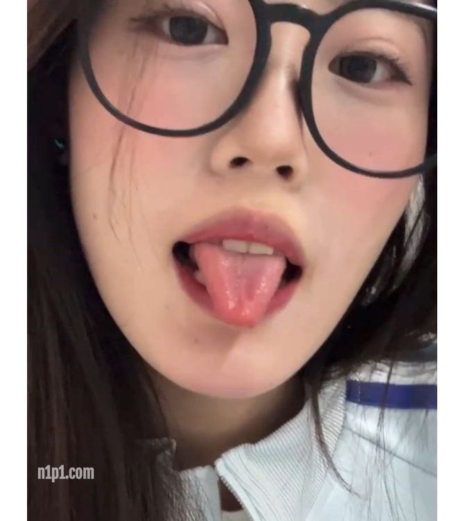 拜金露脸反差女大学生酒店约炮金主，剃光阴毛干起来才爽，啪啪啪阿黑颜伸舌头 [4P+1V/182MB]