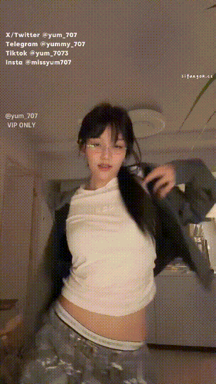 艺校活泼露脸美女【玉米yum_707】最新02月VIP作品，开门裸舞DJ心如止水奶头卡衣 [2V/96MB]