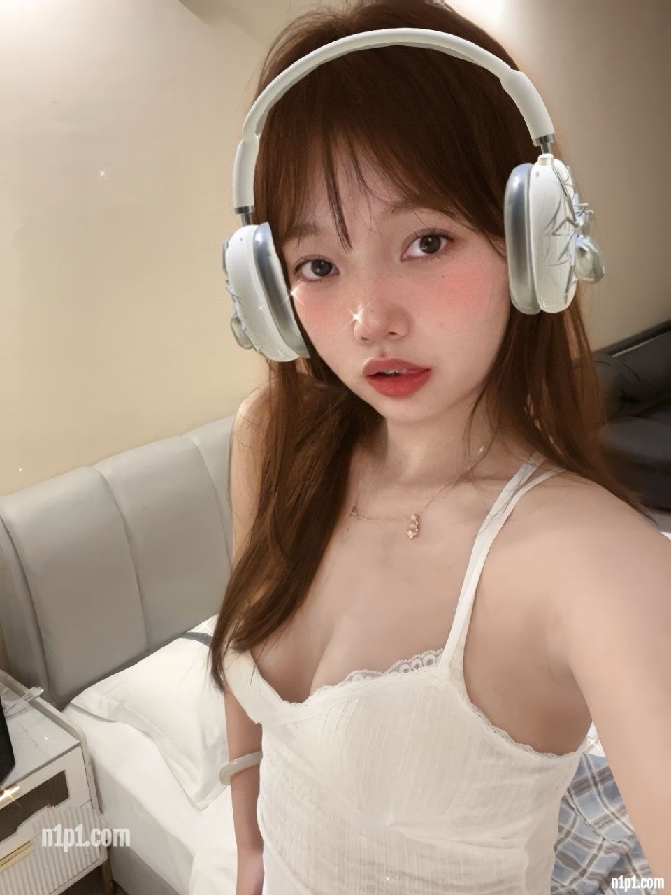 (4)