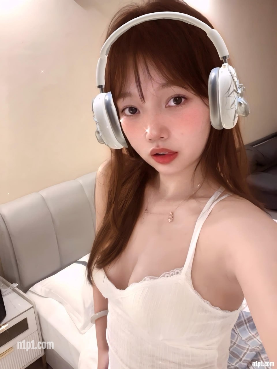 “是爸爸的调教嘛~ 讨厌”又被爸爸肏坏啦！表面乖巧清纯嫩妹其实私下早已被调教成一名合格小母狗 [17P+34V/775MB]