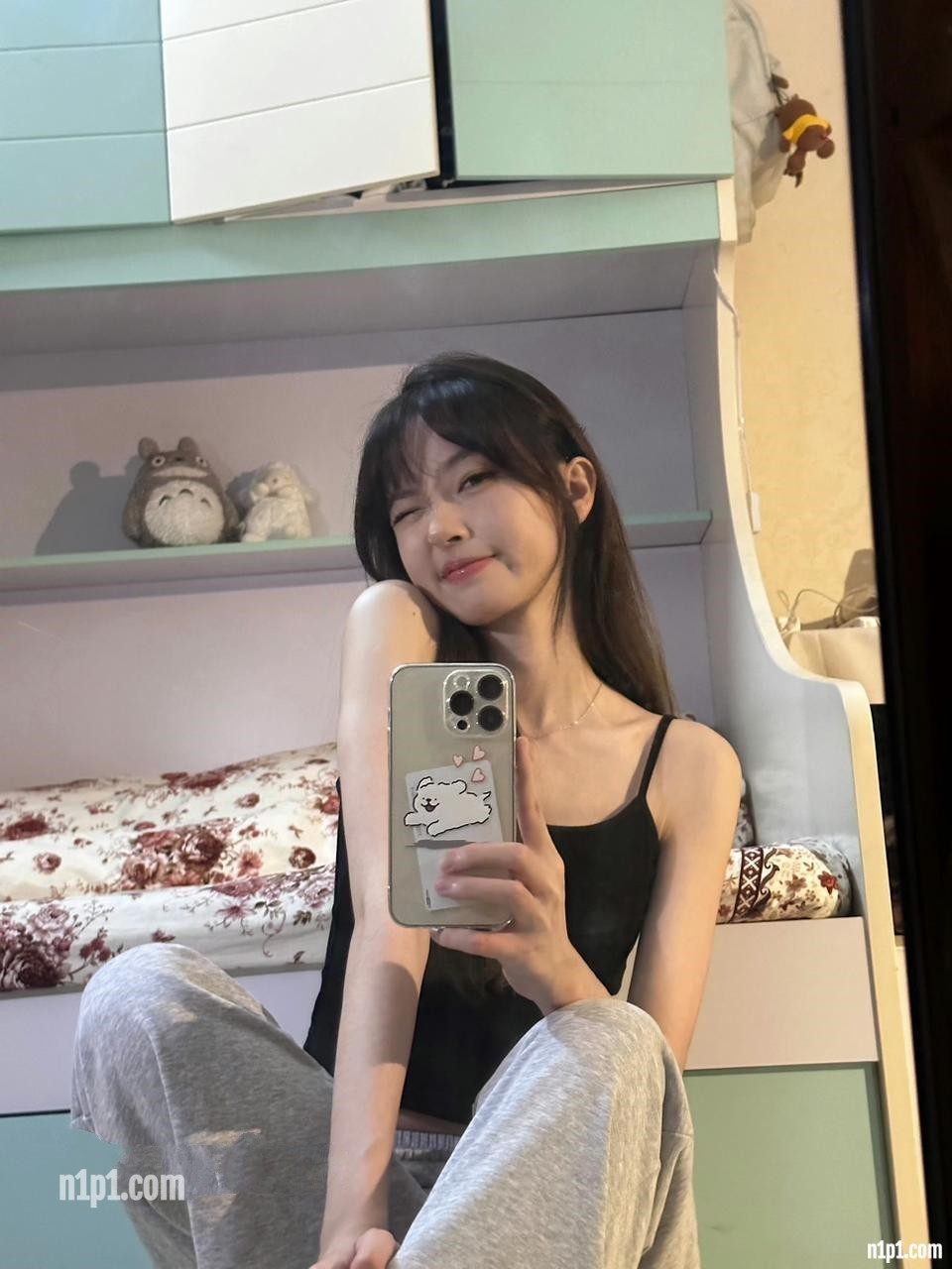 明星级超高颜值美女内心里的欲望完全被打开，被调教成小母狗，日常花样性爱自拍 [113P+1V/475MB]