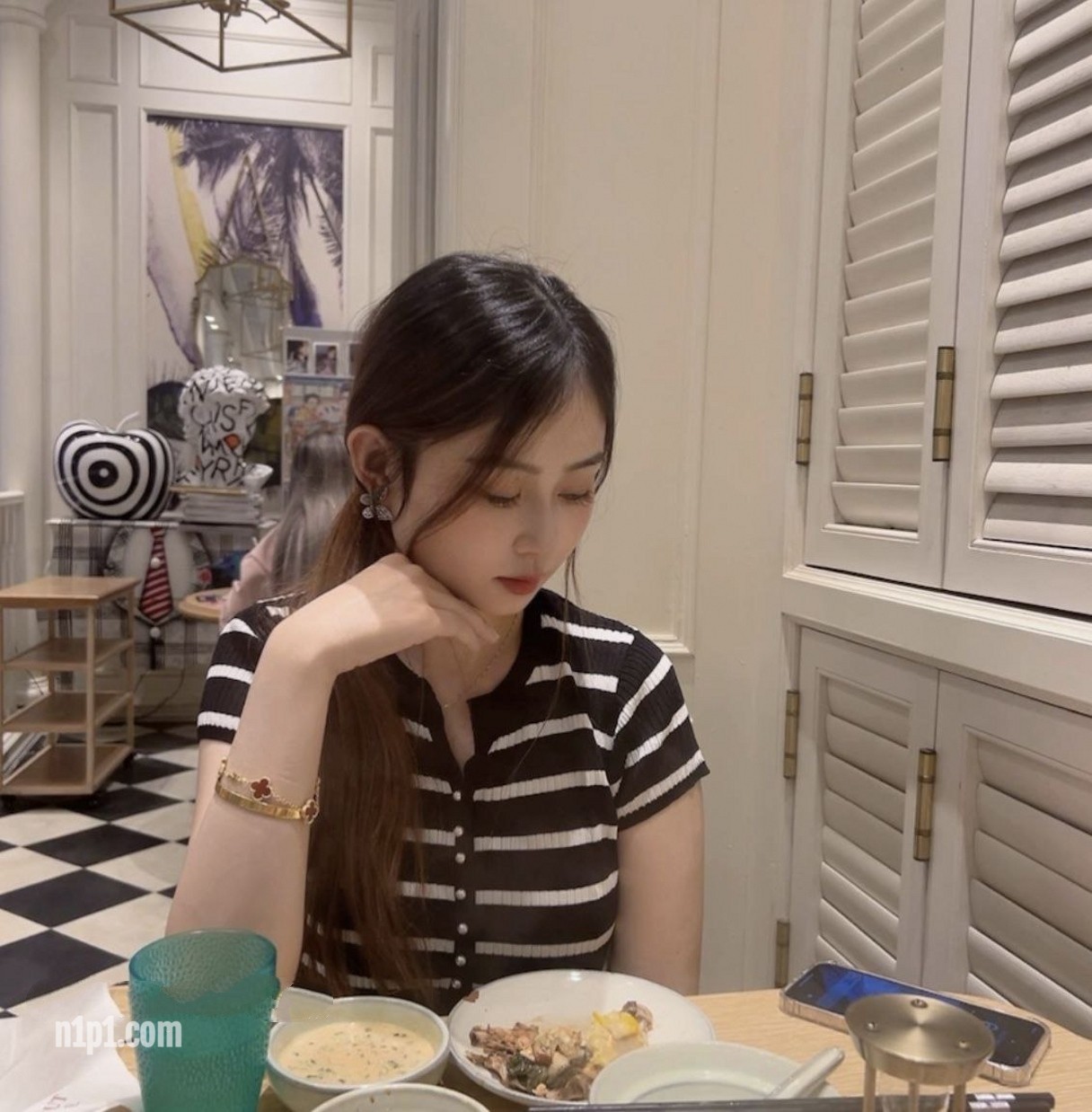 大学生妹子曾是单纯的被调教成了小母狗，啪啪面容红润表情丰富 [1V/589MB]