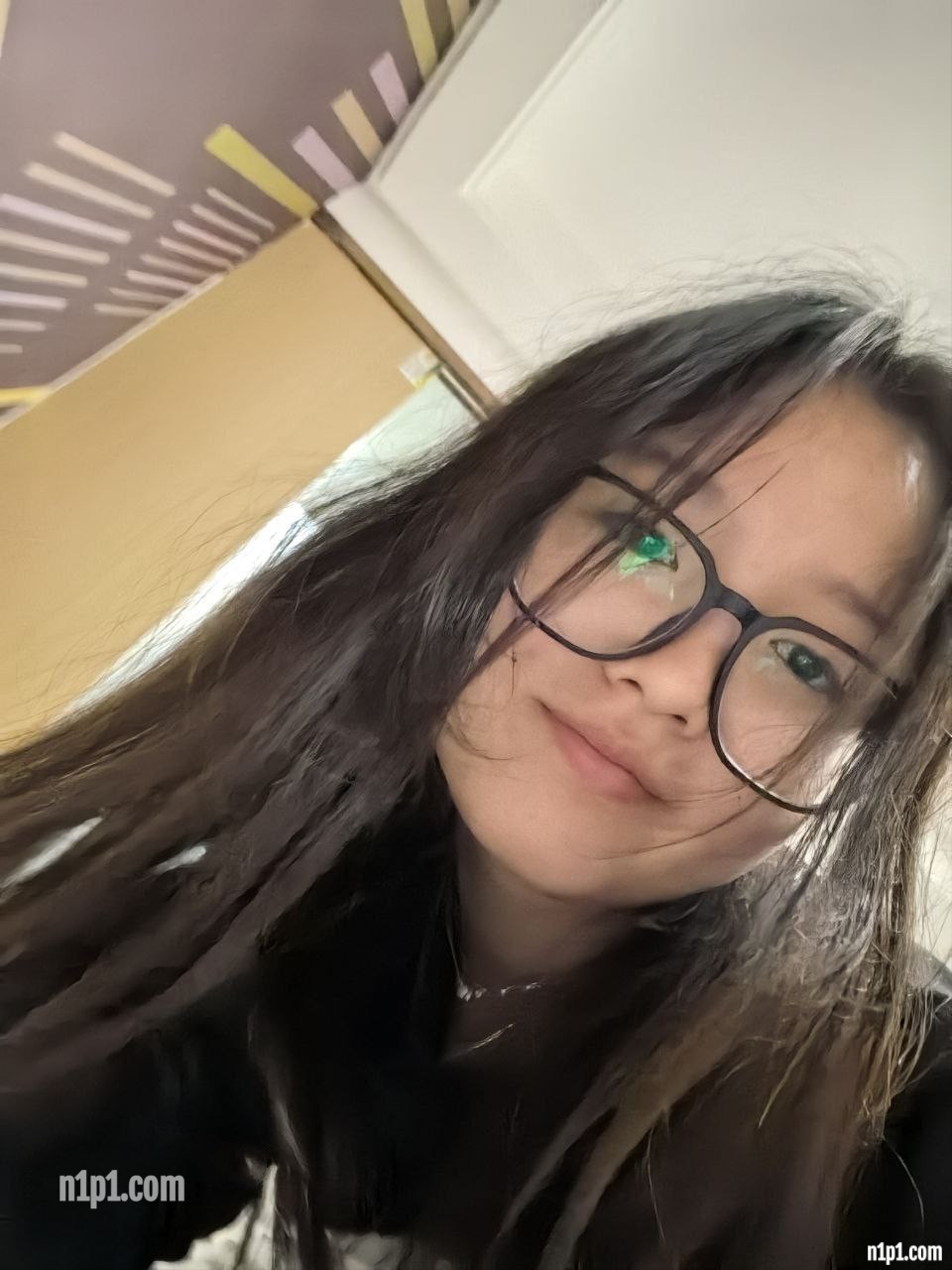外表传统型眼镜淑女，私下极度反差，脸穴同框做爱露脸自拍，贵在真实 [9P+1V/85MB]