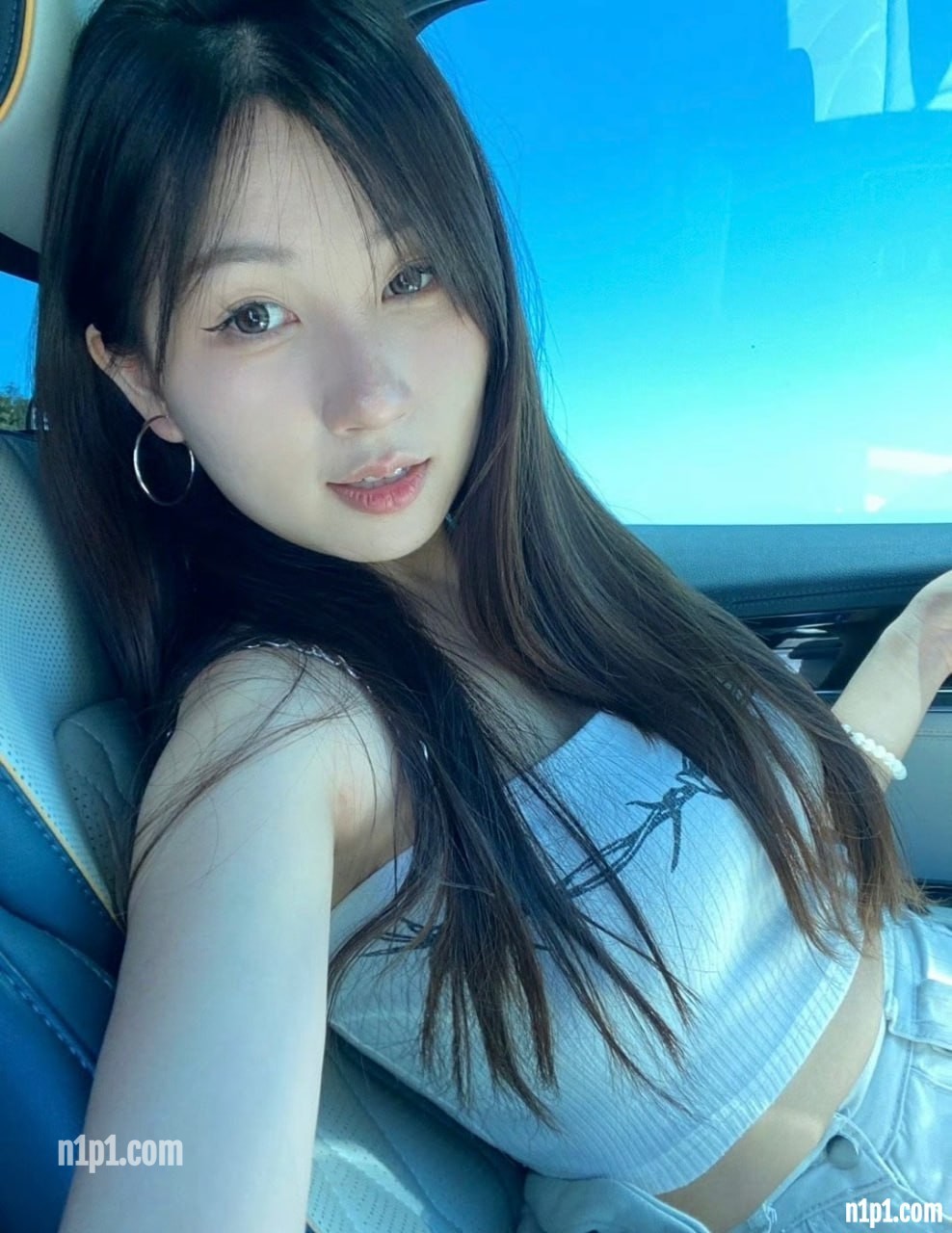 (7)