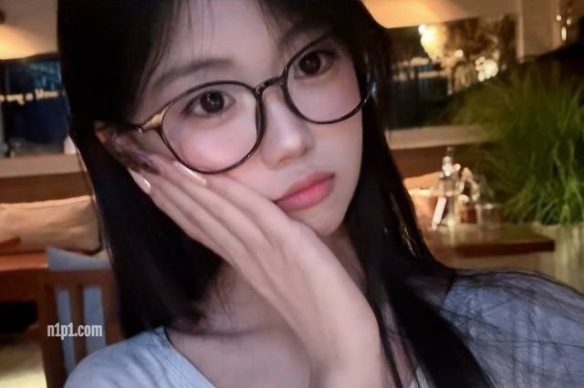 南京清纯反差女友【陈永佳】露脸性爱自拍，被男友尽情玩弄舔屌抽插骚穴，小母狗属性拉满 [8V/473MB]