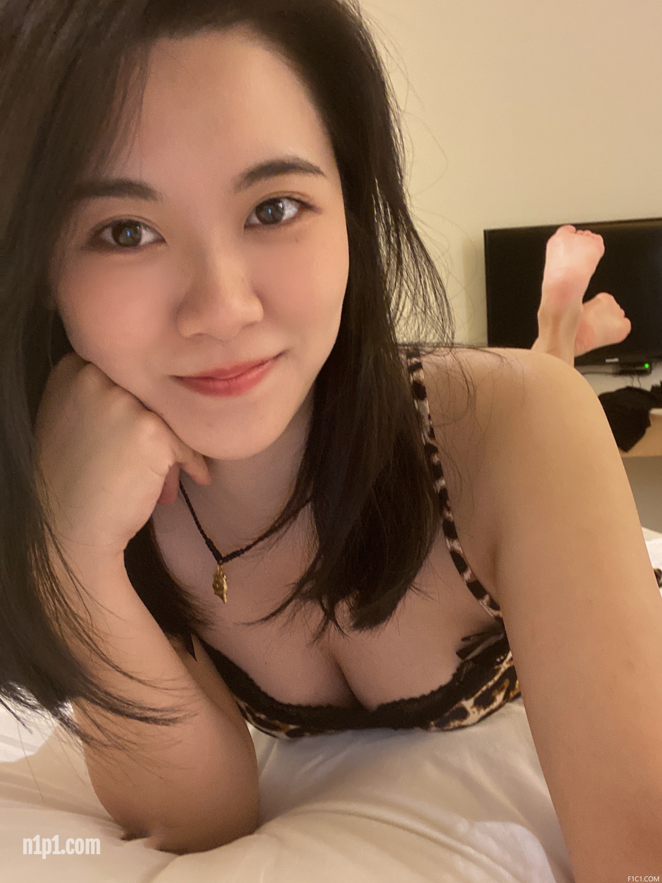 【苹果原相机云端泄密】顶级身材大奶御姐被金主调教成淫荡小母狗，露脸性爱自慰跪爬，超反差 [4P+7V/477MB]