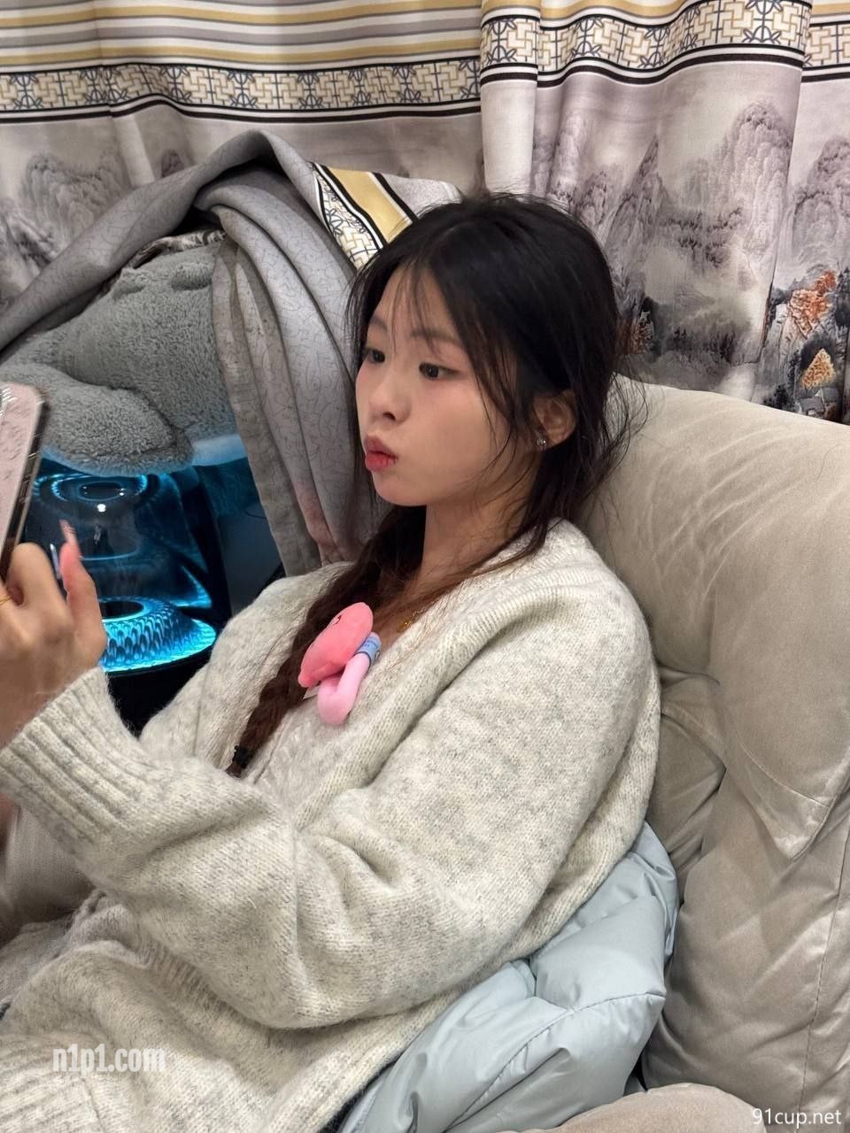 多毛高冷嫩妹和男友的露脸性爱自拍，JK裙萝莉鞋脸穴同框，年轻人肏的激情 [15P+23V/583MB]