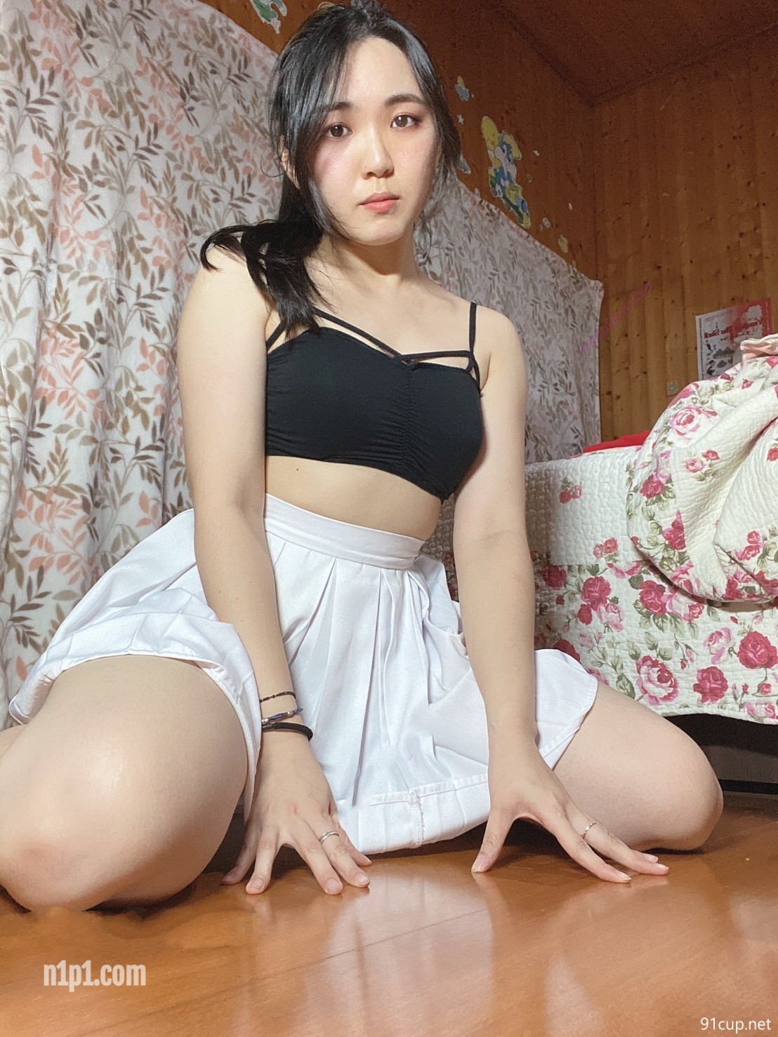 土豪重金定制，高颜值大屁股女大学生给大神做任务，脸穴同框道具自慰，像狗一样舔食 [27P+6V/184MB]