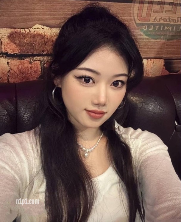 大眼睛颜值御姐，穷人女神富人母狗，肤白奶大，戴上乳夹被大哥尽情玩操 [17V/366MB]