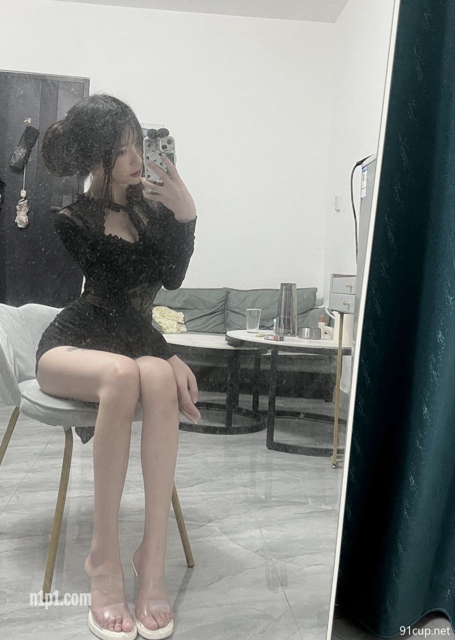 云盘高质露脸泄密明星气质美女私下极度反差，穷人女神富人母狗，被金主包养调教性爱自拍 [4P+6V/335MB]