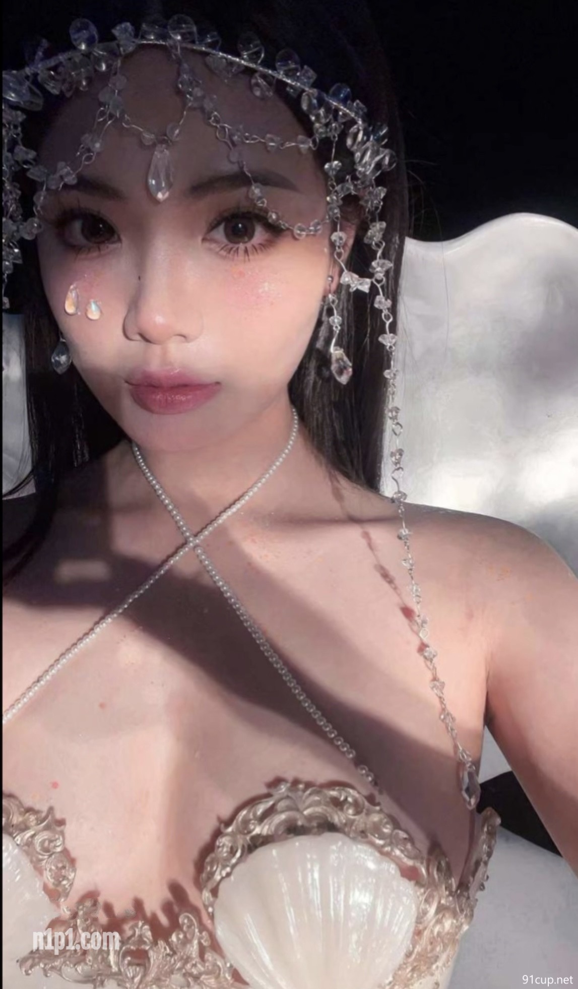 高颜值模特女友接受绿帽男友的4P要求，黑丝女仆交换互插 [4P+7V/243MB]