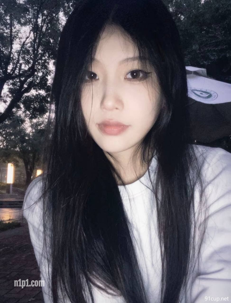 云端泄密南京唇钉气质潮妹【吴莉颖】露脸性爱，女仆装无毛全自动高潮脸 [2P+10V/513MB]