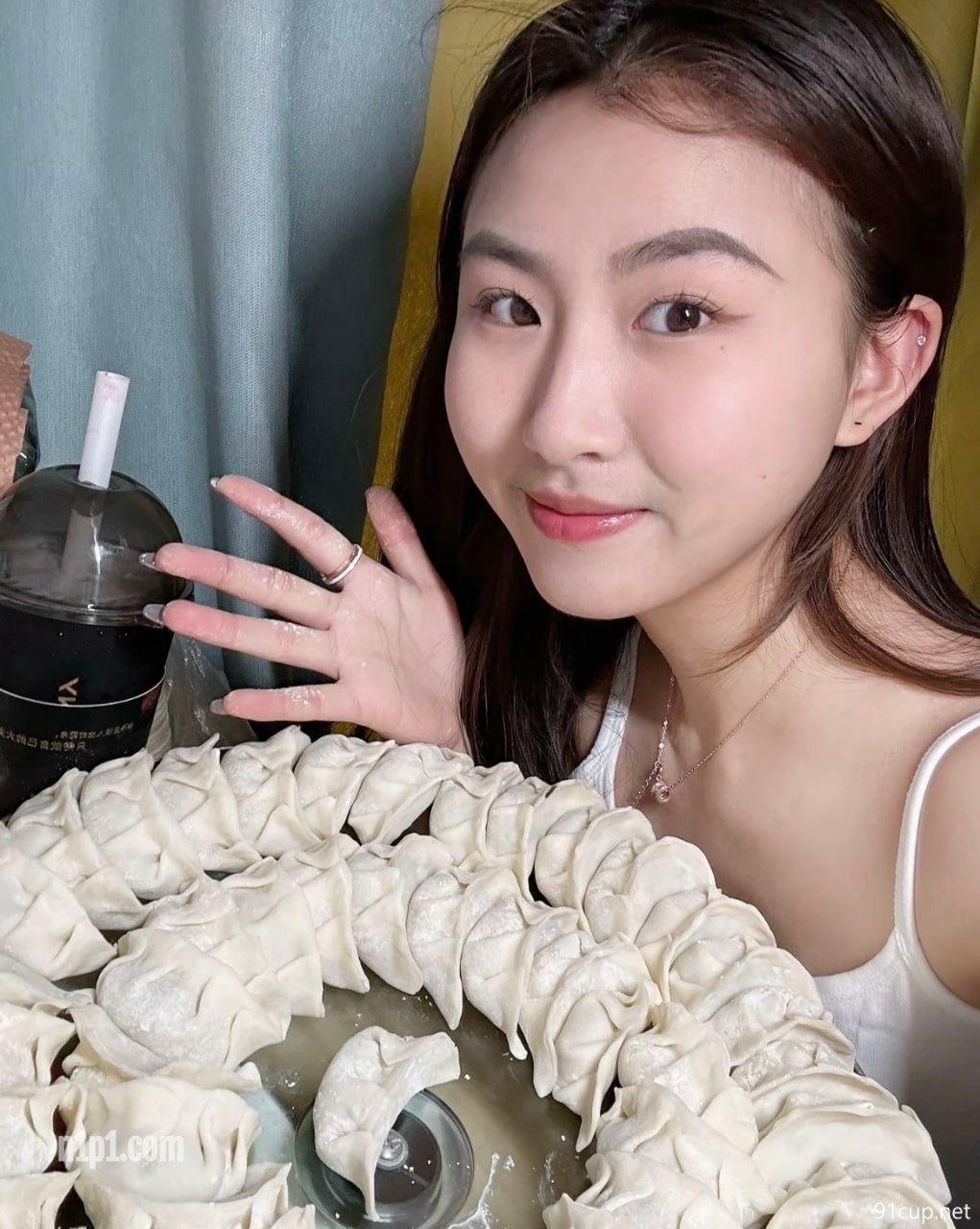 露脸美女小姐姐，极致反差青春气质，床上束缚蒙眼是爸爸的小母狗 [16P+1V/278MB]