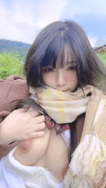 X上的台湾嫩妹【落落Raku】野外大尺度露出 自慰抠B [16V/420MB]