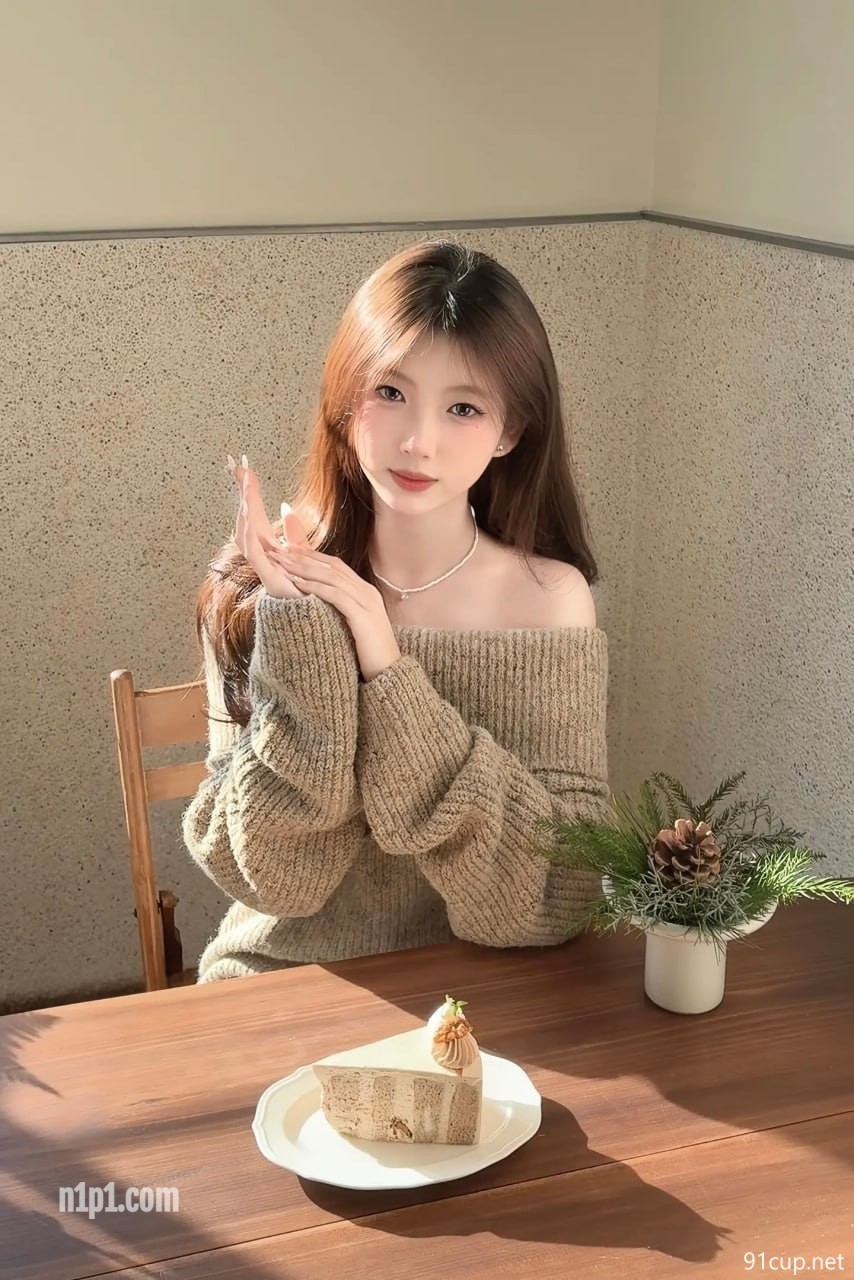 江苏南京明星气质美女被土豪包养，在酒店露脸被肏抱起来搞她，叫床声音好听 [3P+7V/158MB]