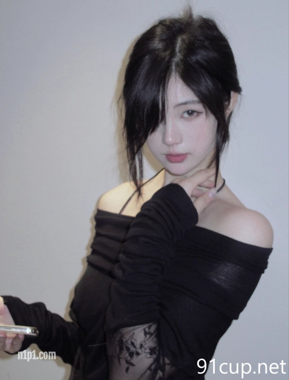 河南郑州极品筷子腿翘臀女大，睡觉都在流水，后入堪称完美 [36P+1V/216MB]