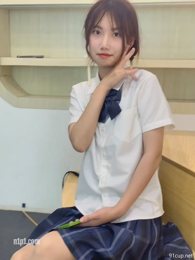 安徽芜湖小情侣同居大玩性爱自拍，情趣装露脸足交射精，技术一流 [2P+8V/304MB]