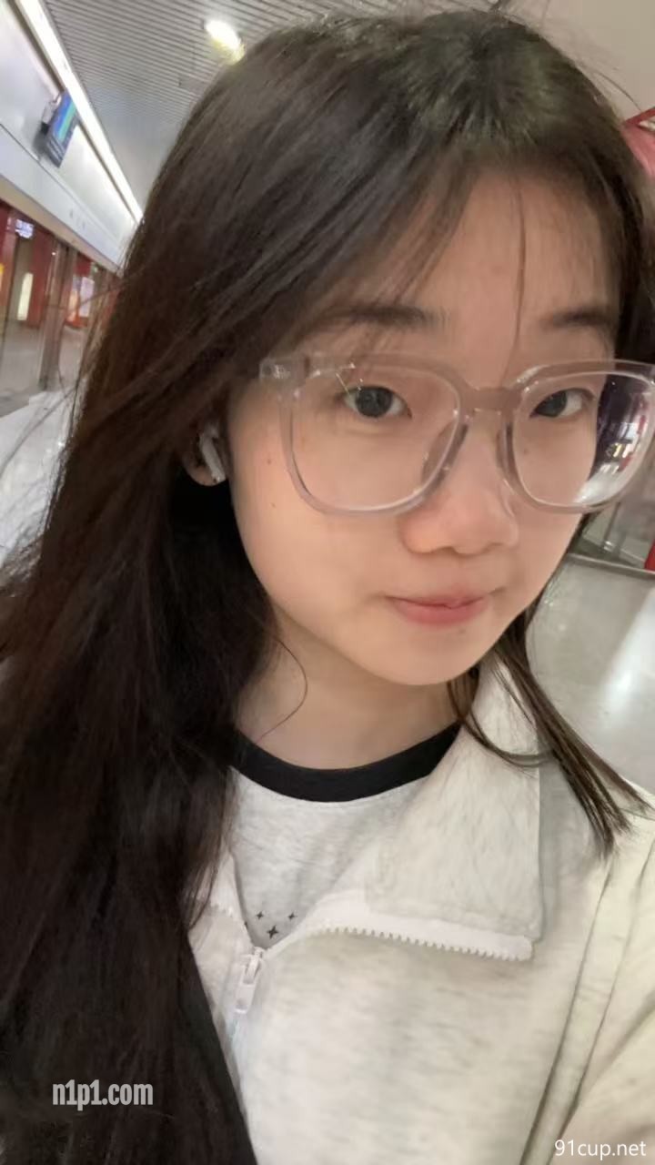 郑州清纯漂亮学生妹，戴眼镜特反差，上位全自动很是配合男朋友，妹子太可爱了 [3P+6V/292MB]