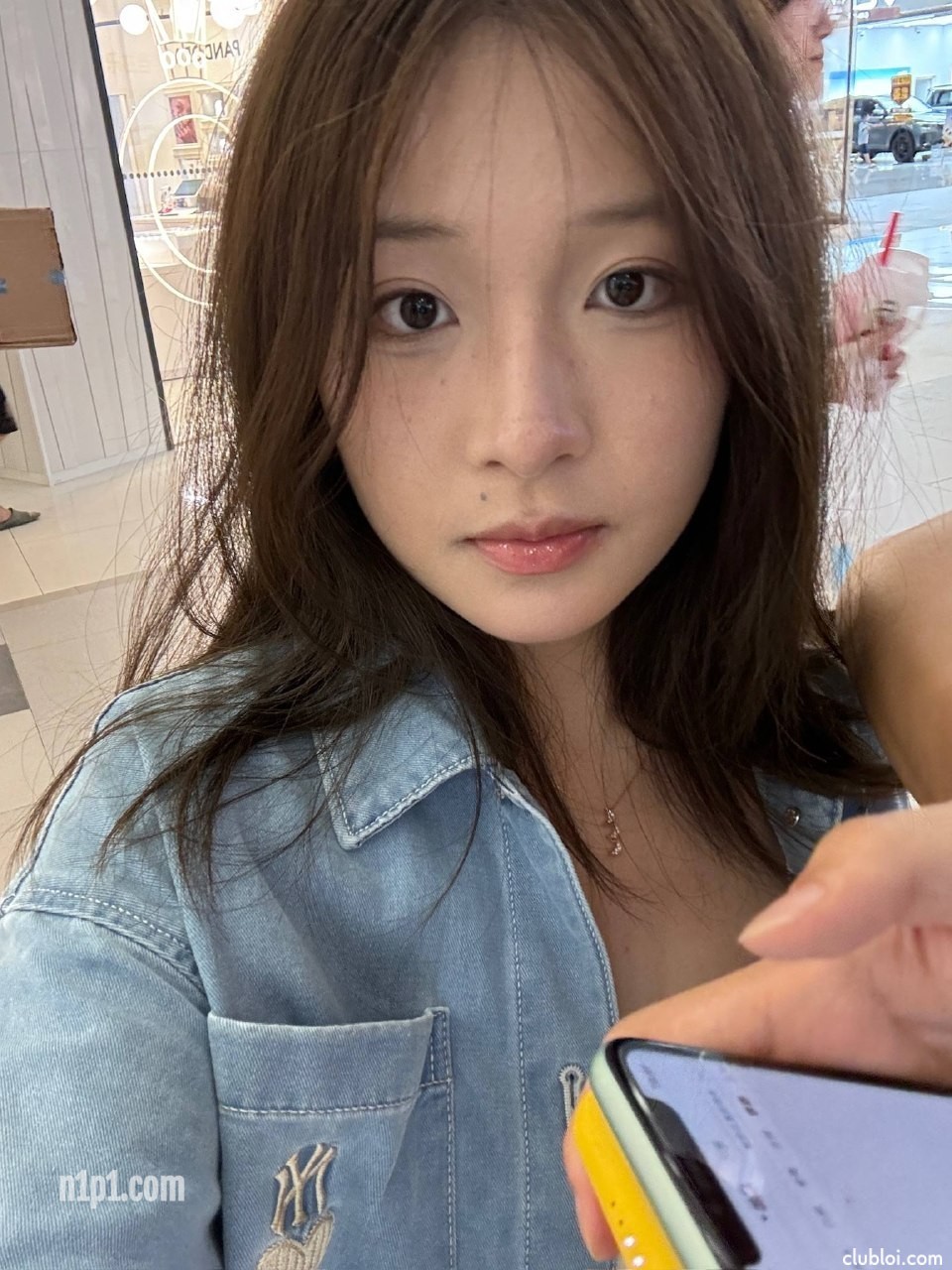 露脸泄密清纯大咪咪萌妹，生活照与私下极度反差，脱光后秒变小母狗，对镜后入非常骚 [5P+10V/243MB]