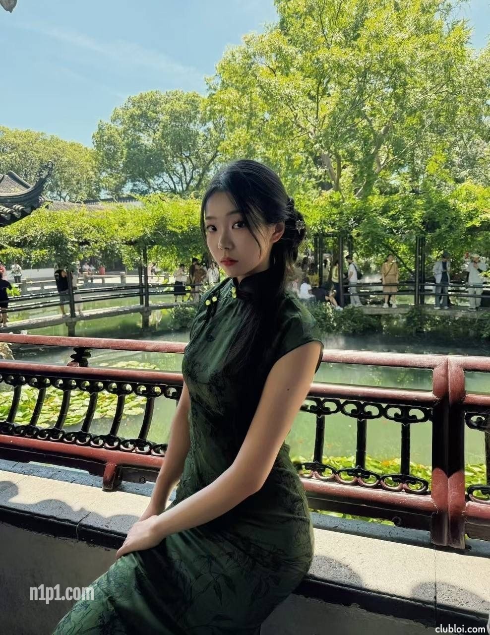 超高颜值害羞女友露脸性爱自拍，对镜头有点抗拒，男主强行拿开她的手边肏她 [4P+8V/302MB]