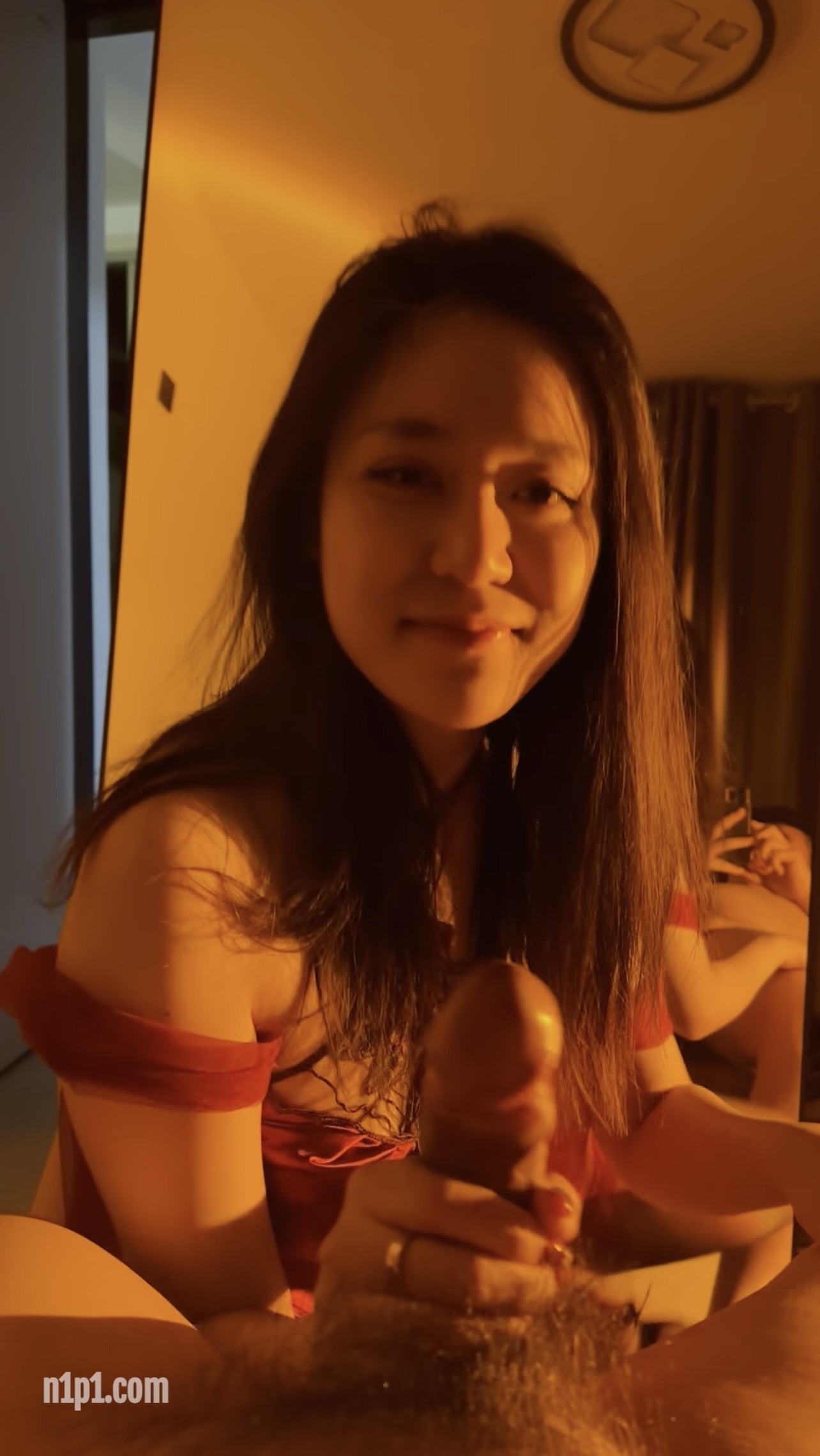 高颜值气质御姐露脸性爱自拍，深喉顶到喉咙直哽咽拍腿求饶 [2P+6V/230MB]