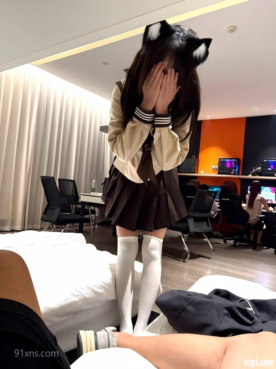 (8)