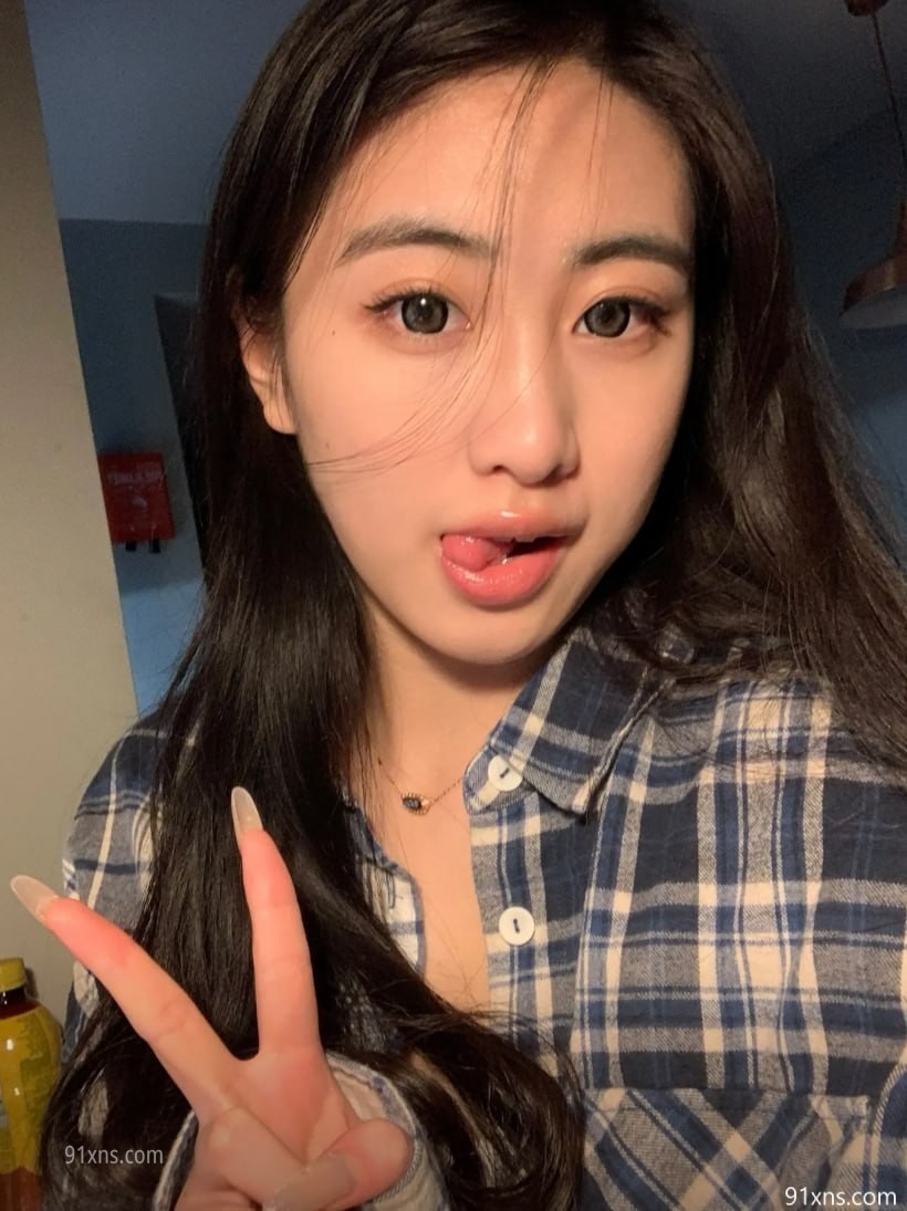 【原相机泄密】气质留学生小姐姐露脸性爱啪啪自拍，跪着吸鸡巴眼睛含情脉脉直勾勾盯着炮友 [43P+1V/100MB]
